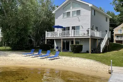 Image de 4 Bed 2 Bath Winnipesaukee Waterfront with Sand Beach and Dock that Sleeps 8