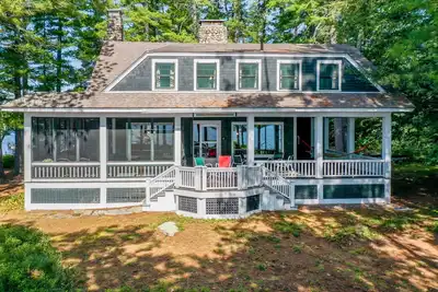 Image de Classic Winnipesaukee Lake House on a Point with 350 ft of Shorefront