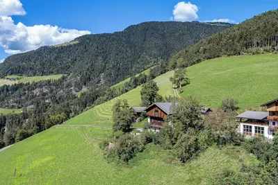 Image de Appartement de vacances \"Raffreiderhof Apt Fichte\" avec vue sur les montagnes, piscine et Wi-Fi.