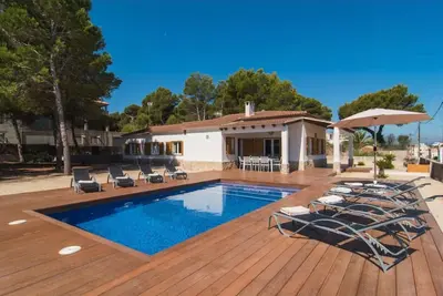 Image de Maison de vacances \"Anglesos\" avec terrasses privées, piscine privée et Wi-Fi