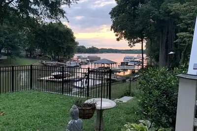 Image de Waterfront home with stunning Lake Norman views in Mooresville