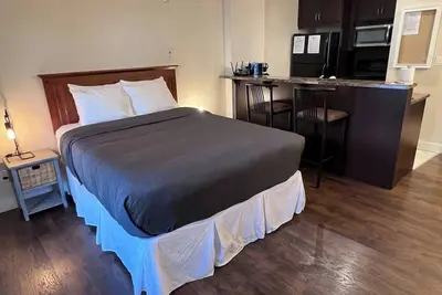 Image de Studio with Kitchen, Great Location