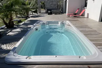 Image de Magnifique contemporaine avec spa chauffé à 15’ de Bordeaux centre.