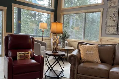 Image de Yellowstone's Luxury Cabin Retreat, w/Hot Tub! Ten Minutes from Yellowstone Np!
