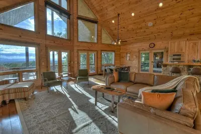 Image de Endless Views~ Hot Tub ~ Movie Theater ~ Firepit