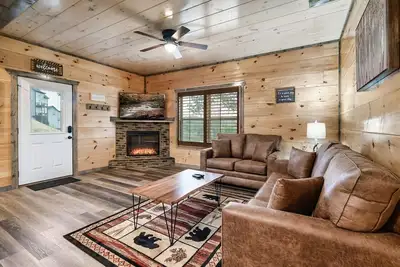 Image de Modern 4br Cabin ★ Amazing Location Near Dollywood ★ Grotto Hot Tub ★ Game Room
