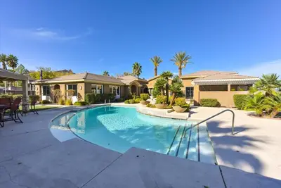 Image de Sweeeeet Condo! Pools, gym & more. Covered Parking\nSeven Hills\/Anthem area