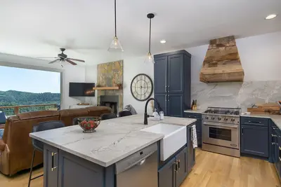 Image de No cleaning fee near Asheville Luxury 4 bedroom Mountain View Home with hot tub