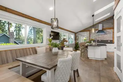 Image de Remodeled cottage oasis, large hot tub, tranquil garden, minutes to downtown