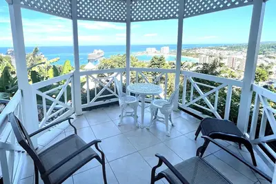 Image de Hummingbird Retreat - Luxury Oceanview Retreat, Seven-Minute Walk to Beach