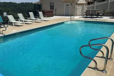 Image de 6 Bedroom home, private pool, person Hot tub, Waterfront Views, and more! 😍