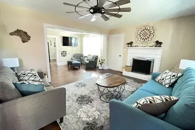 Image de Fun House/King Bed - Close to Town/Full of Entertainment!
