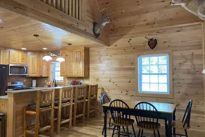 Image de Cozy cabin w/ hot tub! Lake access w/ walk to pier