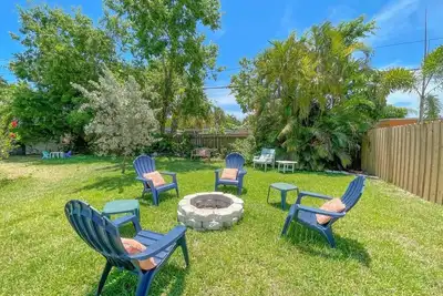 Image de Cocoa Beach Paradise - 2 min walk to the beach - Amazing backyard