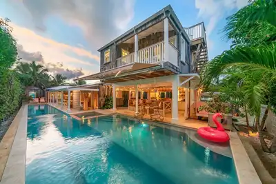 Image de Newly Renovated Retro Designer Bungalow 200' from Beach w/ Vw Bus Grill & Pool