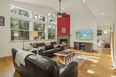 Image de Modern Escape w/ Indoor Fireplace, Tesla Charger, Bbq, Patio, Near Donner Lake