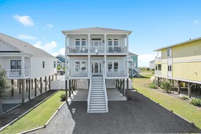 Image de \"Holdin' Tight\" - Tasteful 4 Bedroom, 3. 5 Bath with Private Pool, Pet Friendly!