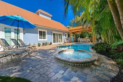 Image de Beach Bound: 1 Block to Beach! Pool & Spa! Perfect Ami location! by Anna Maria Life Vacation Rentals