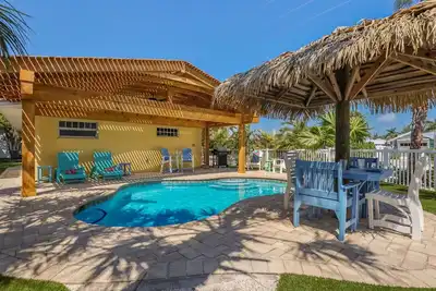 Image de Anna Banana: 3 Houses to Beach! North End Ami! Pool by Anna Maria Life Vacation Rentals