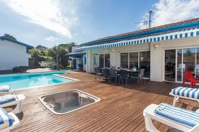Image de Maison de vacances privée avec bain à remous, Wifi, piscine privée, Tv, terrasse, parking