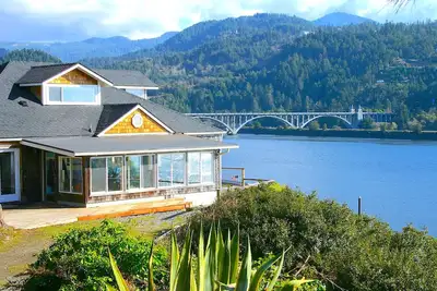 Image de River’s End-Best Pacific Ocean and Rogue River Views on 2+Acres with a Hot Tub!