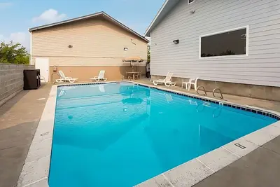 Image de Just What You Were Looking For! Spacious Unit, Enjoy Swimming Pool Access!
