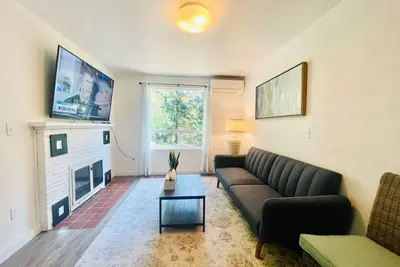 Image de Super Privacy Lakeshore Forest Home with Whole House Air Conditioners