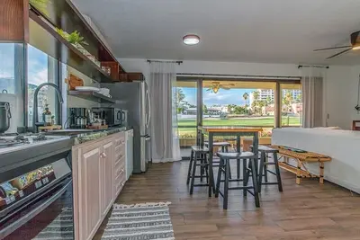 Image de Walk to the Beach - Beautiful Spacious 2 Bd Condo
