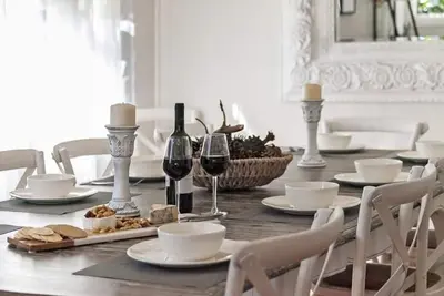 Image de Walk to beach/shops Games room, linen Wifi. Pet friendly