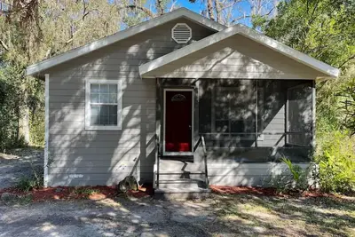 Image de Renovated cozy cottage, pet friendly, close to Springs, sleeps 8