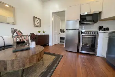 Image de Beautifully Restored! - New Orleans 3 Bedroom Shotgun Home-15 Min French Quarter