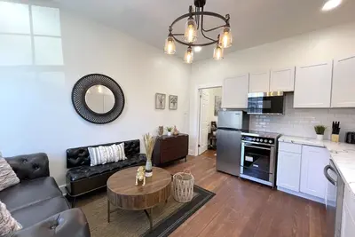 Image de Naturally Beautiful 3 Bedroom Home - Restored with Modern and Historic Touches