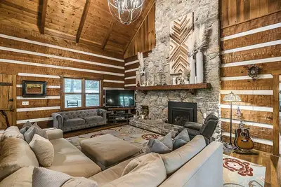Image de In mountains Close to fun Luxury Log Cabin 21 Acres 18 min to Downtown! ! !