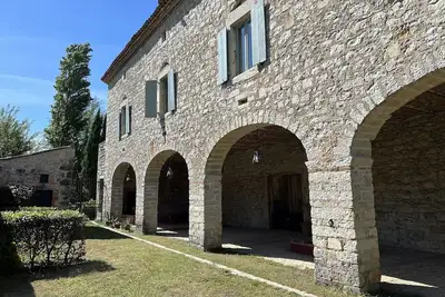 Image de Le Mas de Jalès : Alliance de la pierre traditionnelle et de l'art contemporain