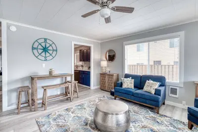 Image de Updated Beach Cottage Fenced Yard, Firepit, 4-Minute Walk to Beach and Downtown!