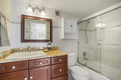 Image de North Bay Village Apartment directly on the bay!
