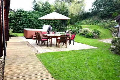 Image de Character 4 bedroom lodge with hot tub in a beautiful 1\/4 acre setting.