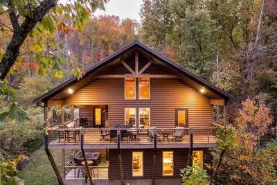 Image de Fishing Pond-Hot Tub-Game Room-Themed Theater-Perfect Location!