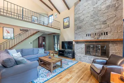 Image de Huge Mountain Chalet - Gourmet Chefs Kitchen - Pool - One Block From Sandy River