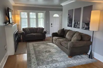 Image de Comfortable 2-bedroom, 2 decks, walking neighborhood, & minutes to downtown.