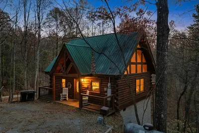 Image de Couple's Mountain Getaway! King Bed! Hot Tub! Pool Table! Great Location!
