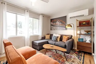 Image de “MidCentury Revival” 1. 5 miles to Canvas Stadium