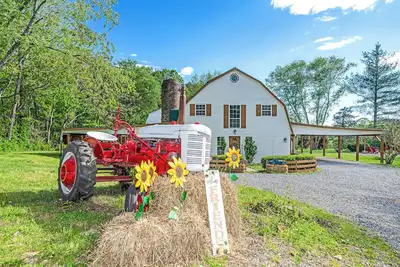 Image de Cozy barn-house retreat w/hot tub 20 minutes to Nashville