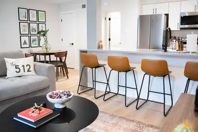 Image de Newly Renovated Modern Condo- Walk to Zilker & Barton Springs! Private backyard!