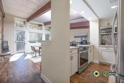 Image de Double the Condo, Double the Fun! | Ski slope side & Mountain views | Vaulted ceilings!