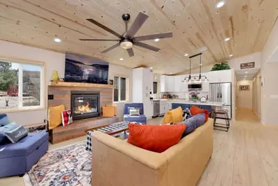 Image de Chic Big Bear Cabin: Hot Tub, Game Room, Fire Pit