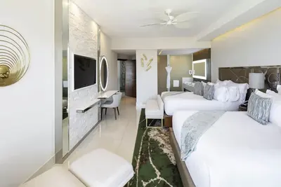 Image de Luxurious 3 Bedroom Oceanfront right on the beach of Cabo!