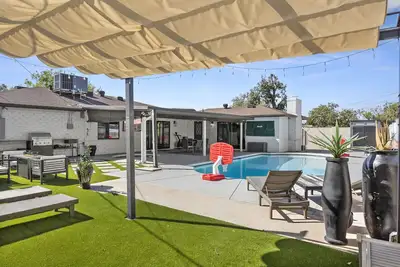 Image de Stylish & New 4 Bedroom Home w/ Pool & Hot Tub