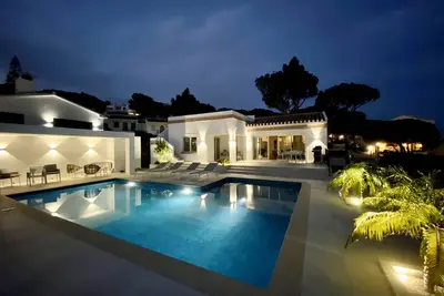 Image de Luxury Villa with beautiful saltwater pool. Walk distance to everything