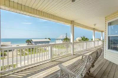 Image de Paradise Falls here! 4 Br, Elevator, Pool, across the street from beach